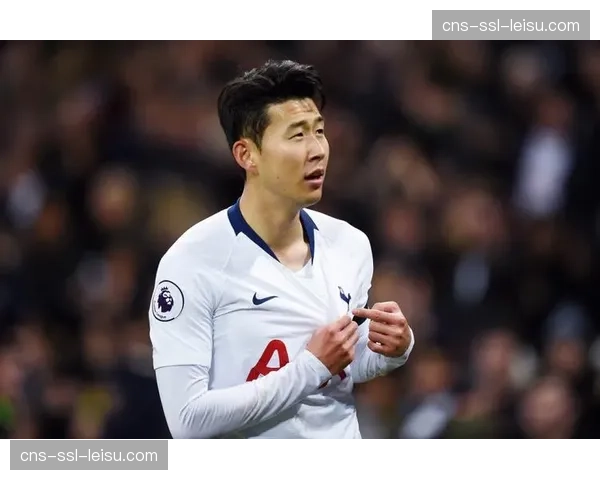 特写：师徒重逢：波切蒂诺与孙兴慜赛前在场边的拥抱