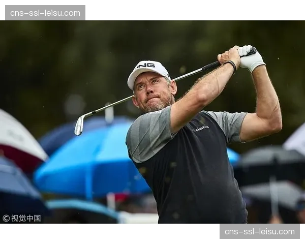 特写:更衣室走廊,老将维斯特伍德安慰因失误沮丧的年轻队友