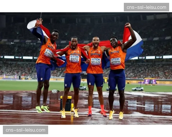 世界田径接力赛:美国男子4x100米队出现交接棒失误,无缘直通巴黎