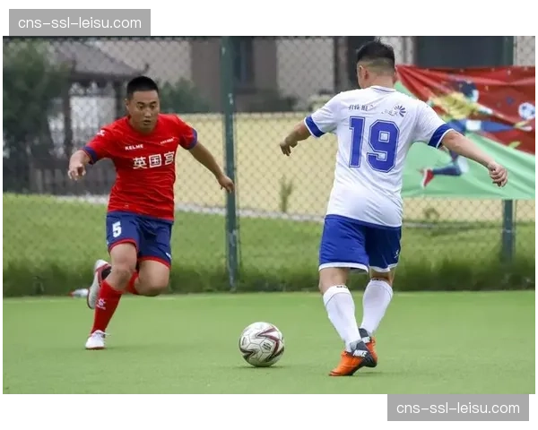 多特蒙德终场哨响后的更衣室，数据团队围绕最后一攻的射门选择展开激烈复盘